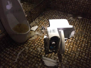 男子蹲马桶如厕马桶爆裂 割破动脉血流成河