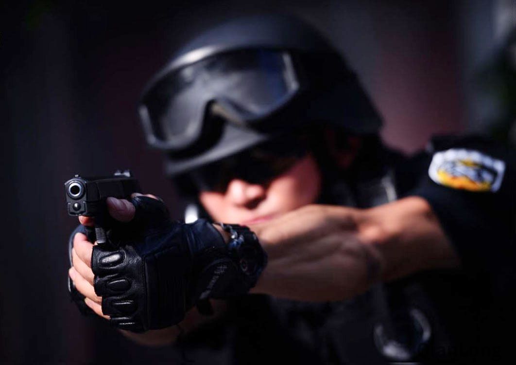 准备行动的"蓝剑"突击队队员.(通讯员 张岩摄)