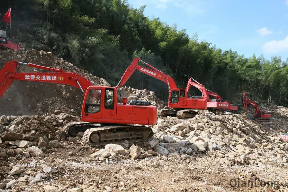 在救灾现场执行任务的武警交通部队的挖掘机.(倪辉,王双宝 摄)