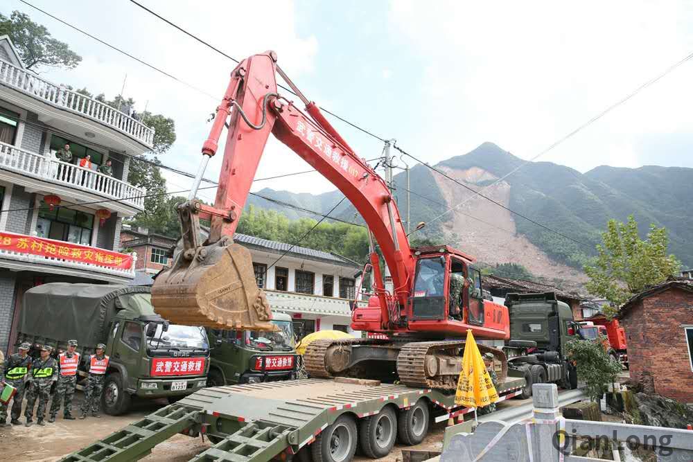 抵达救灾现场执行救援任务的武警交通部队二支队六中队的挖掘机.