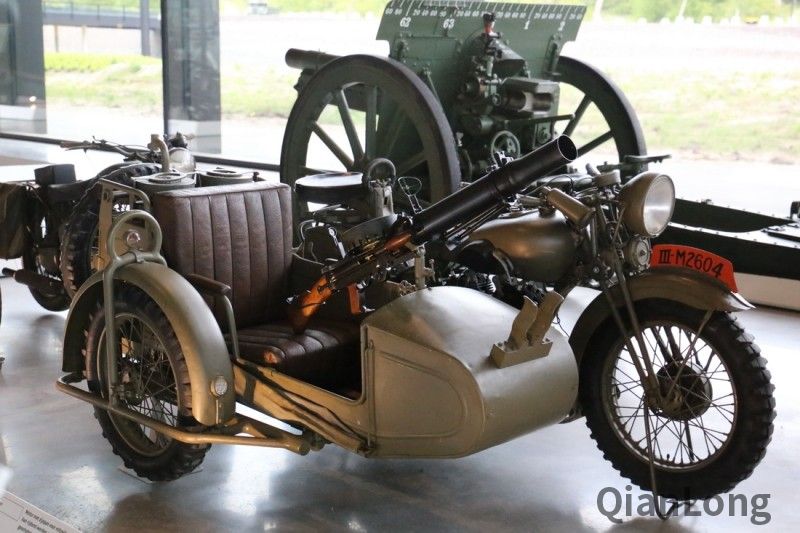 加装m20"刘易斯"7.7毫米机枪的英国bsa g14摩托车.