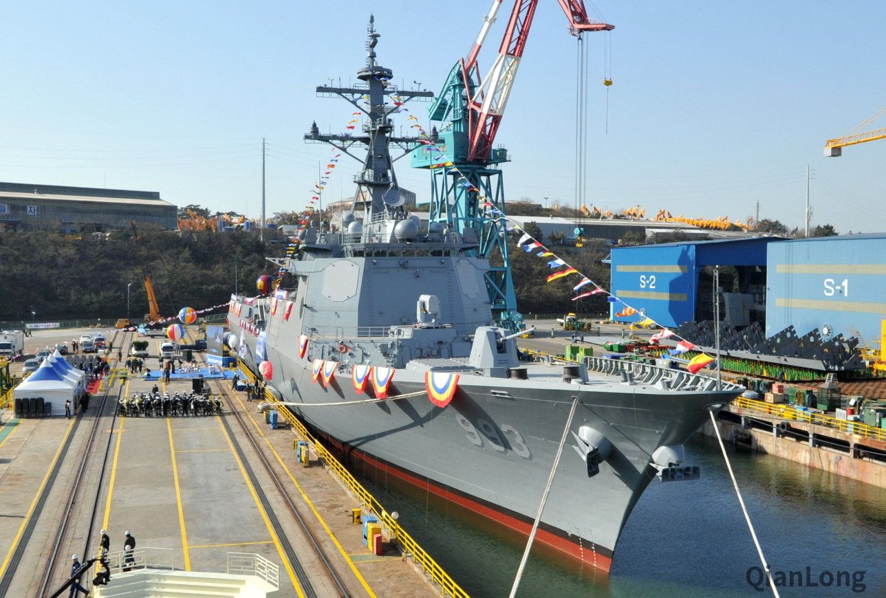 资料图:在服役仪式上挂满装饰的韩国海军ddg-993"姜邯赞"号导弹驱逐舰