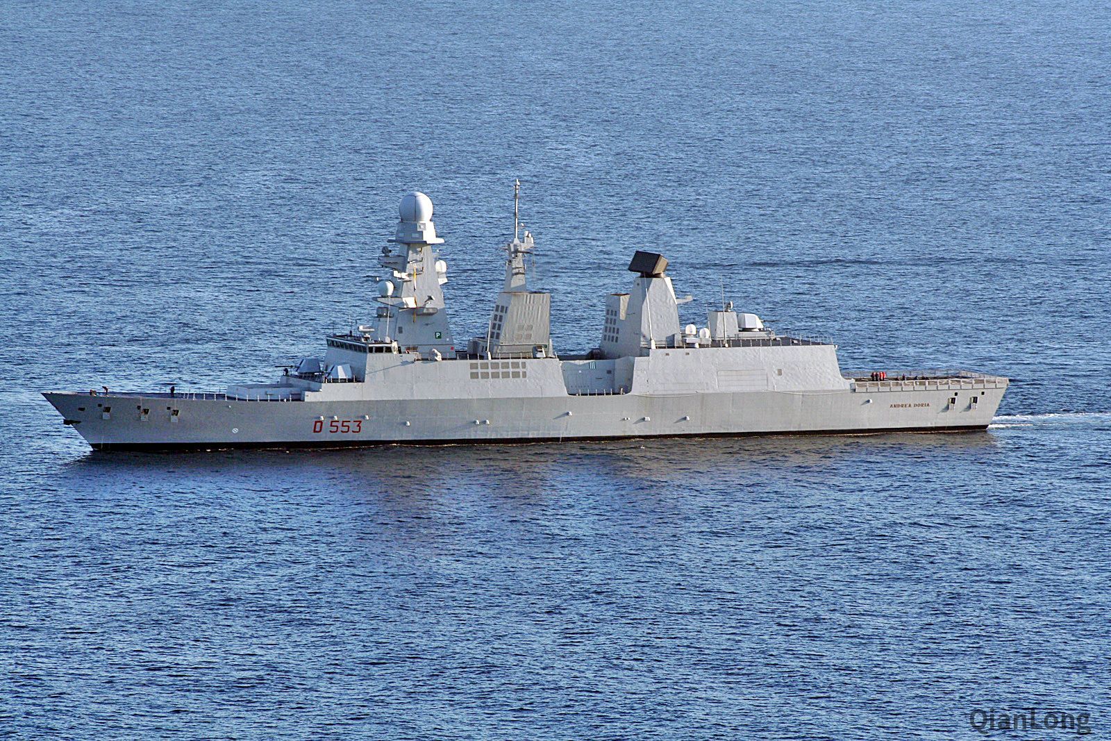 资料图:意大利海军的d553"安多利亚·多利亚"号导弹驱逐舰,前部较高