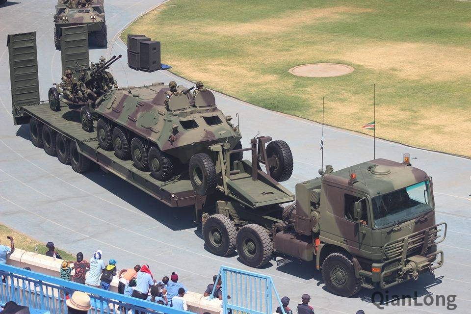由卡车搭载的btr-60pb装甲车接受检阅.