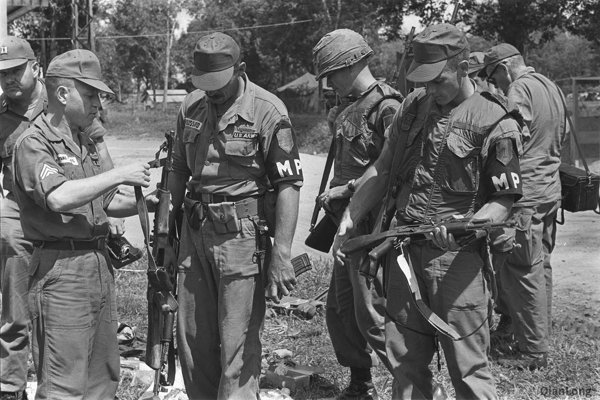 南越宪兵部队查看缴获的北越军ak-47系列突击步枪.