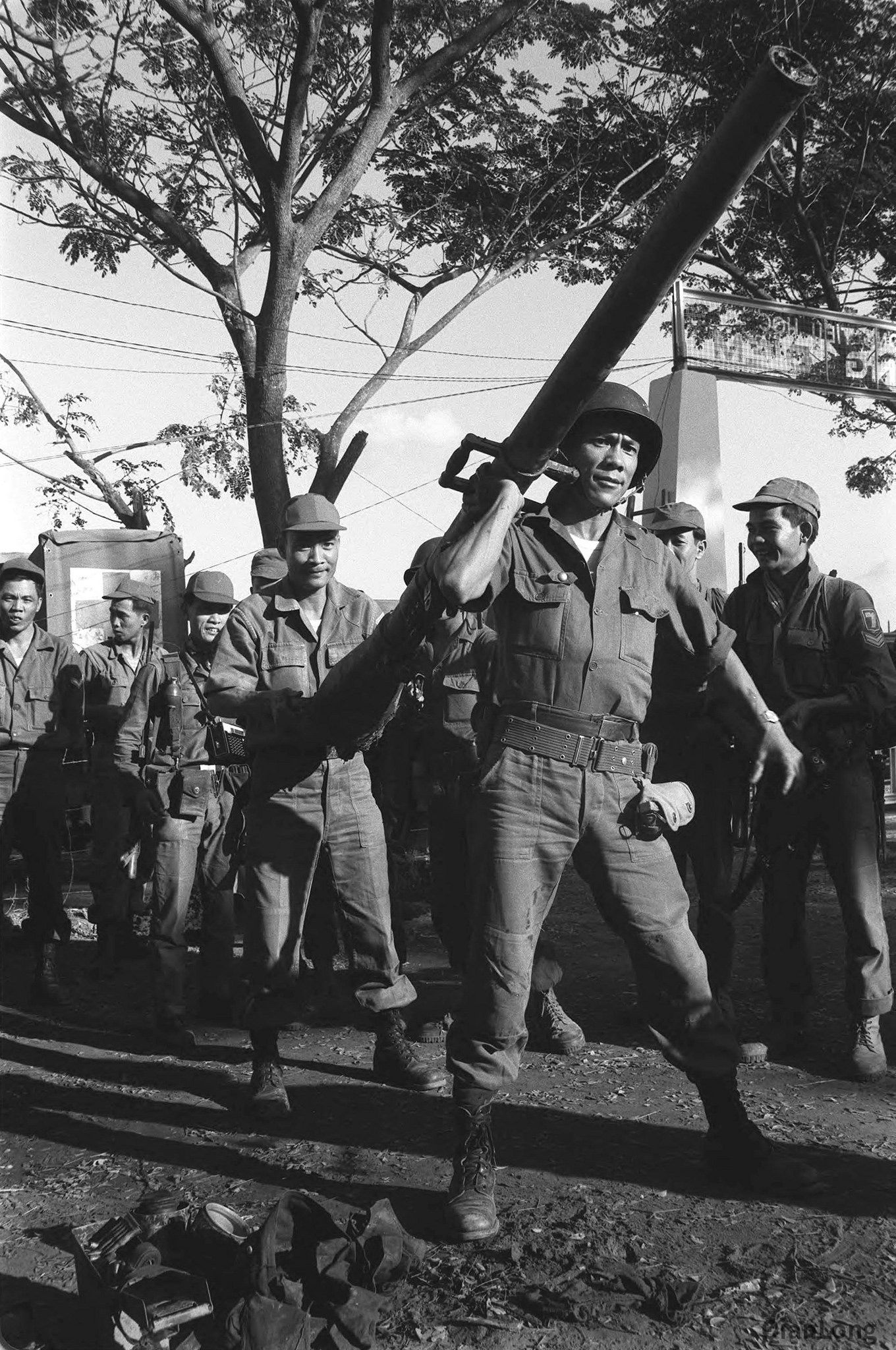 南越军人检查缴获的北越军的无后坐力炮.