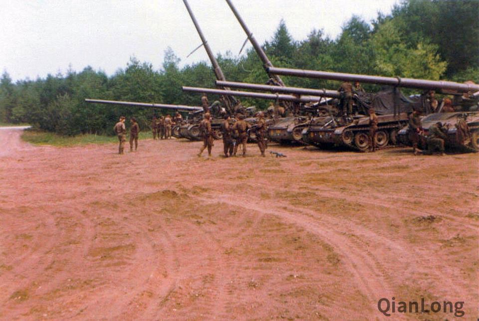 在林地间集结的荷兰陆军m107型203毫米自行榴弹炮.