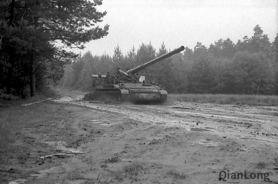 在林地间机动的荷兰陆军m107型203毫米自行榴弹炮.