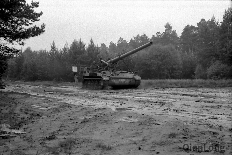 在林地间机动的荷兰陆军m107型203毫米自行榴弹炮.