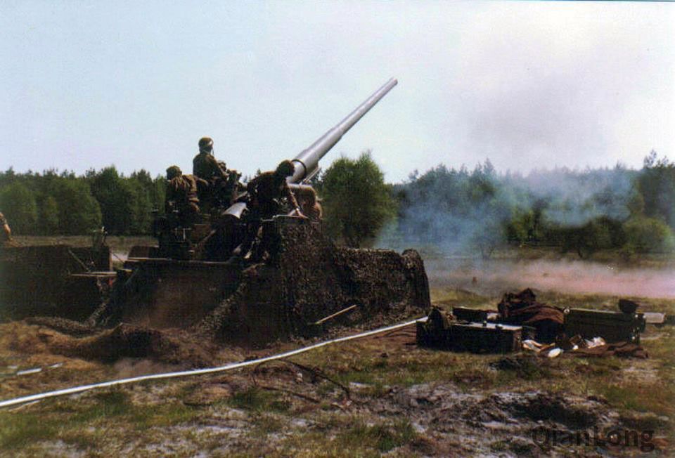 m107型203毫米自行榴弹炮发射阵地,此时刚发射完一枚炮弹,其助锄已经