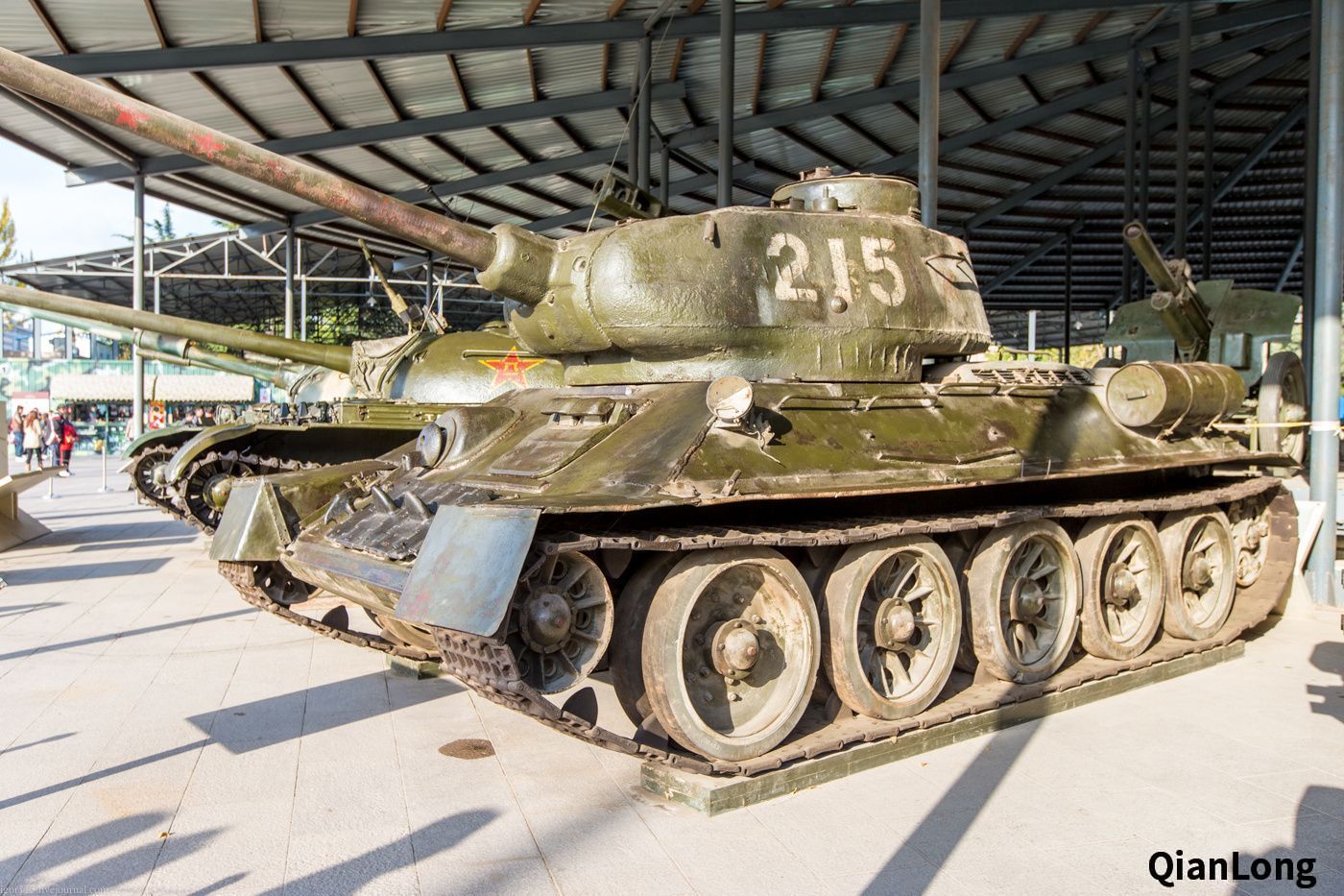 军博展出的我军装备的t-34/85坦克.该坦克共有5名成员,长8.
