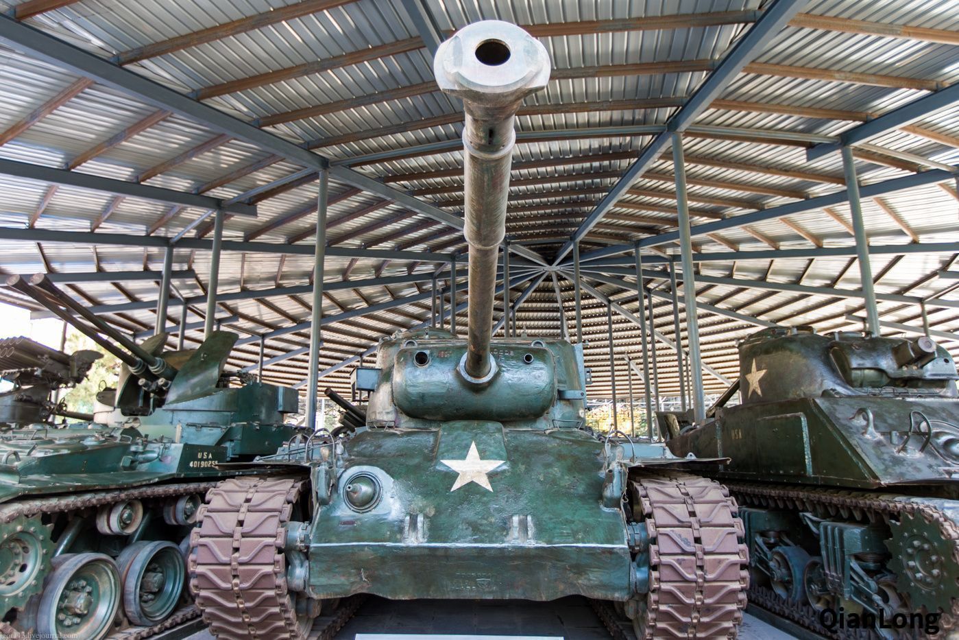 俄罗斯摄影师眼中的中国革命军事博物馆秋天的阳光给武器多了一层诗意