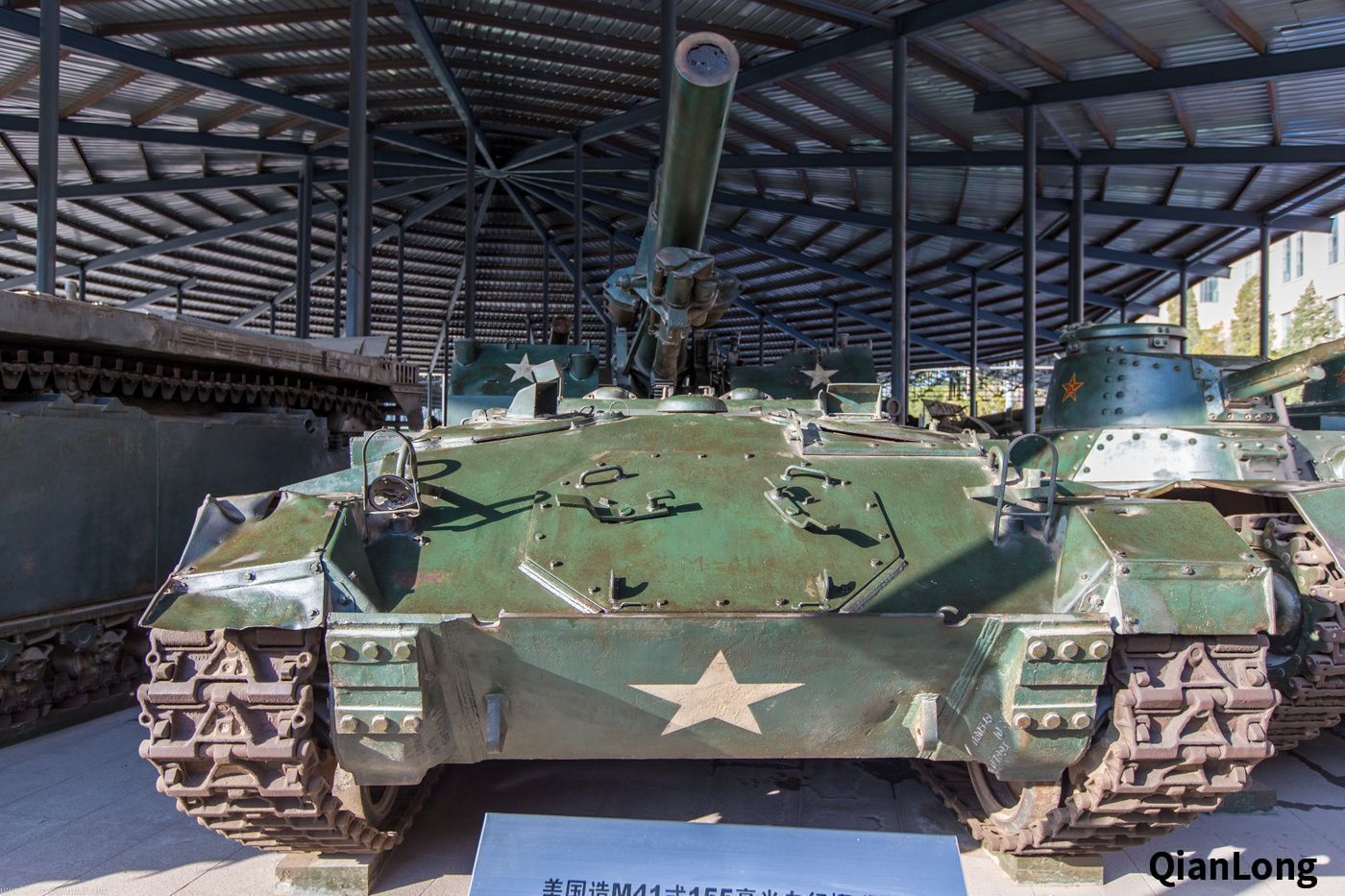 俄罗斯摄影师眼中的中国革命军事博物馆秋天的阳光给武器多了一层诗意