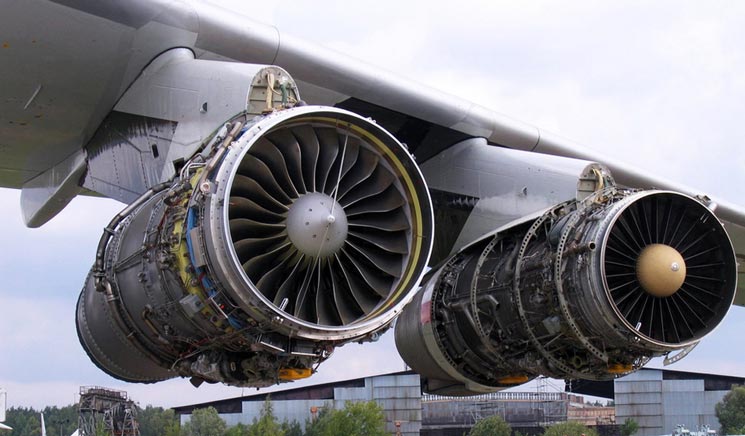 资料图:图为俄罗斯伊尔-76试验机翼下吊挂的d-30kp-3发动机(左)与d-30