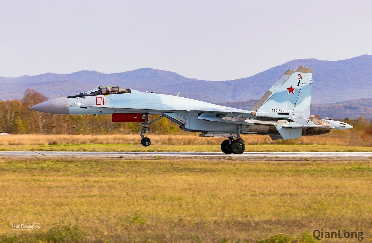 19.参加演习的苏-35s战斗机,其编号为红色01.