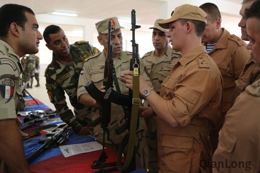 俄军士兵将自己的ak-74同埃及的misr突击步枪进行对比.