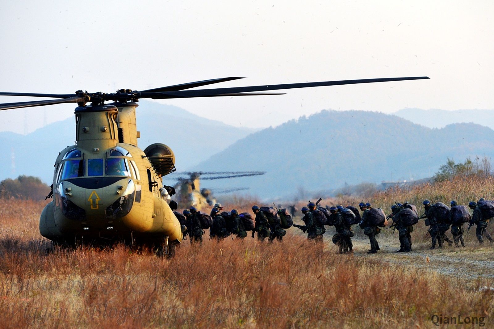 韩国特种兵演练渗透作战 出动轻型武装直升机护航(2)