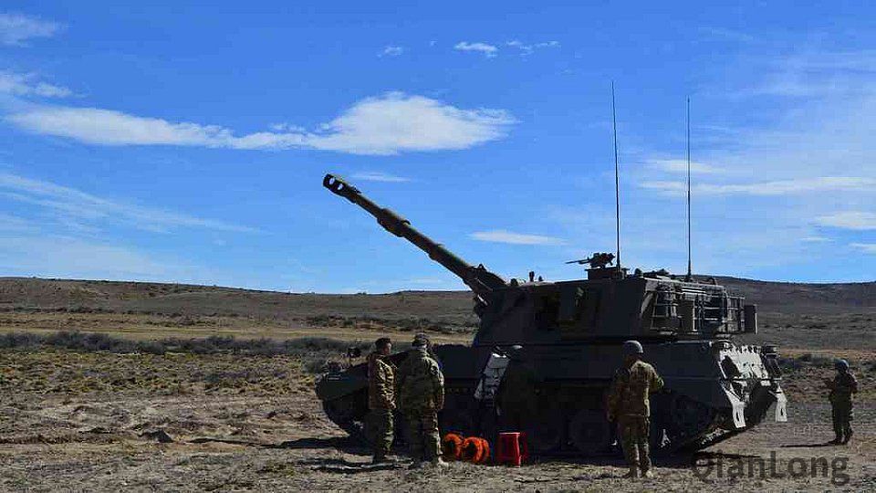 阿根廷陆军炮兵野战训练不仔细看以为是本宁堡美国大兵3
