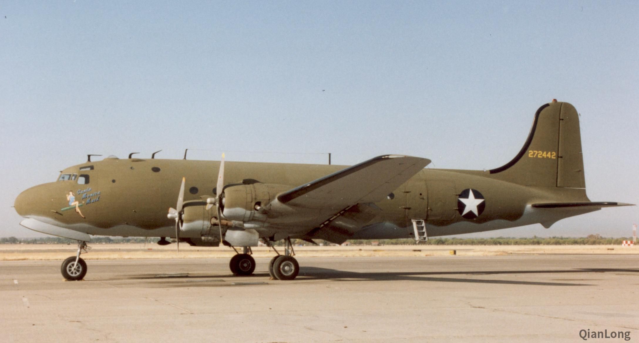 牵引xcg-47的c-54运输机.