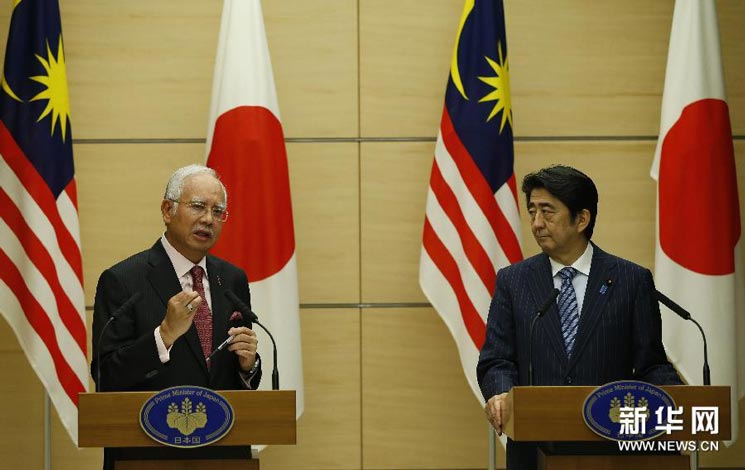 当日,日本首相安倍晋三在东京首相官邸举行仪式欢迎到访的马来西亚
