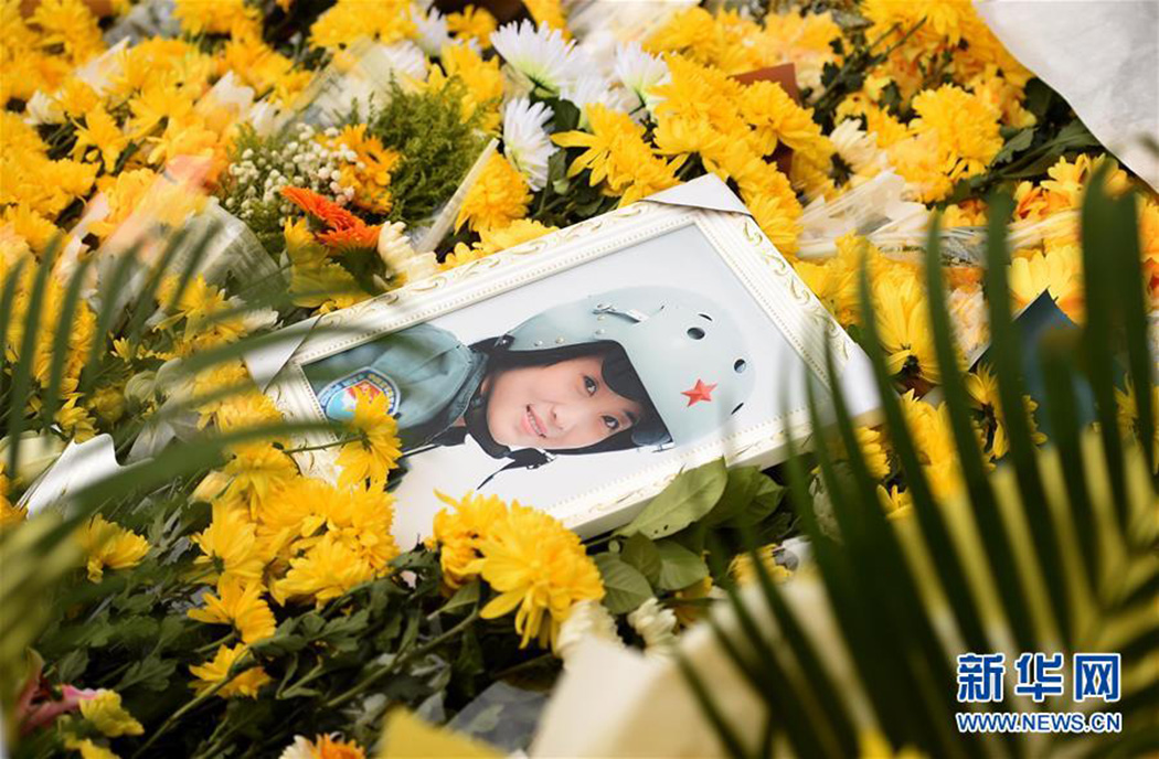 空军女飞行员余旭烈士安魂故乡崇州全国各地36万群众祭悼4