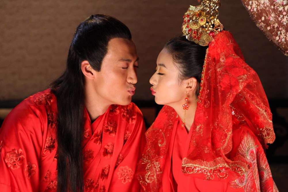 赵丽颖在《错点鸳鸯》中与戚迹也有一场娶亲戏