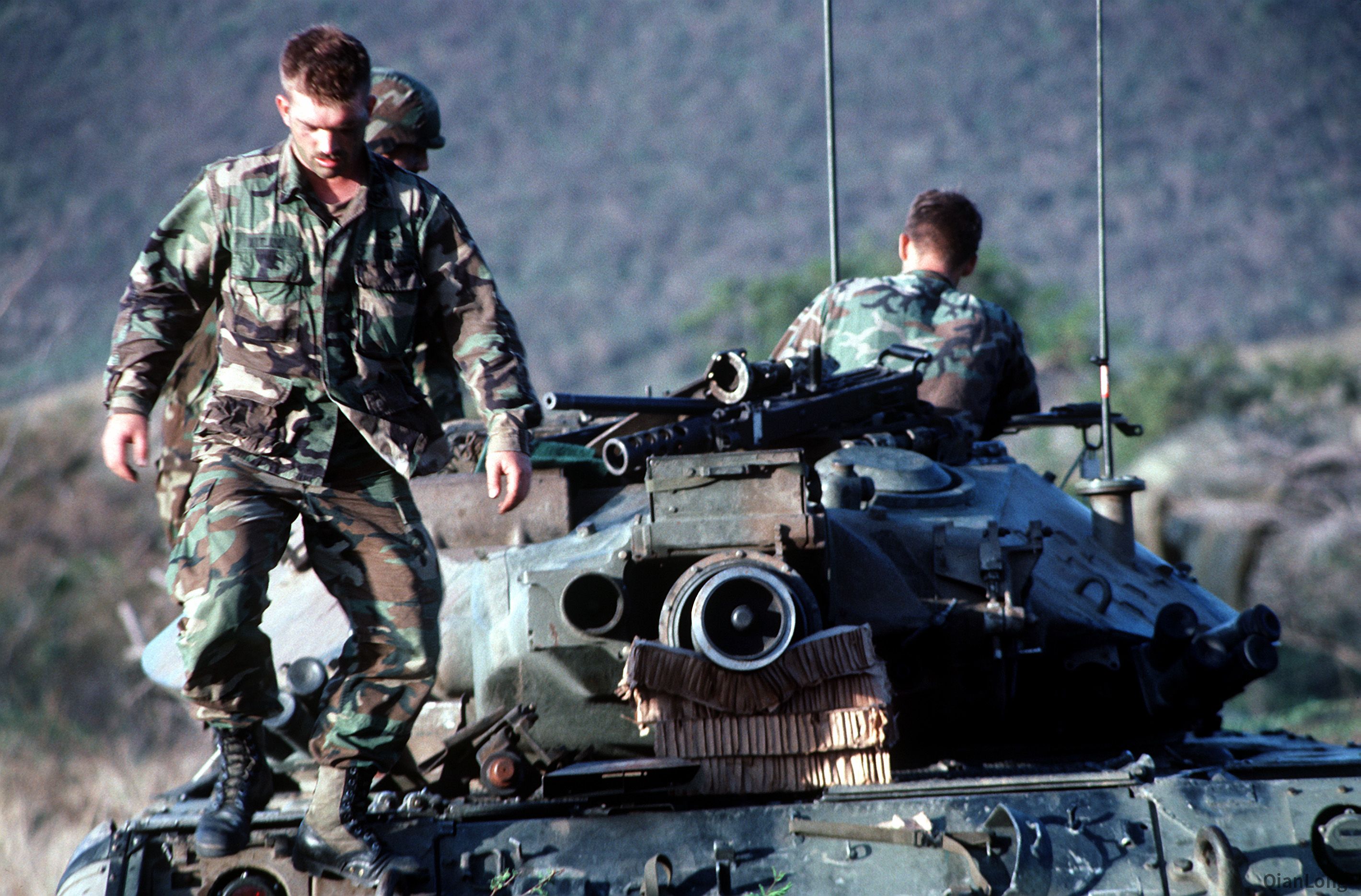 准备作战的美军82师装甲兵.