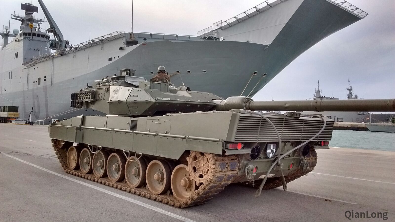 西班牙豹2e坦克登舰瞬间诸多高层前来察看3