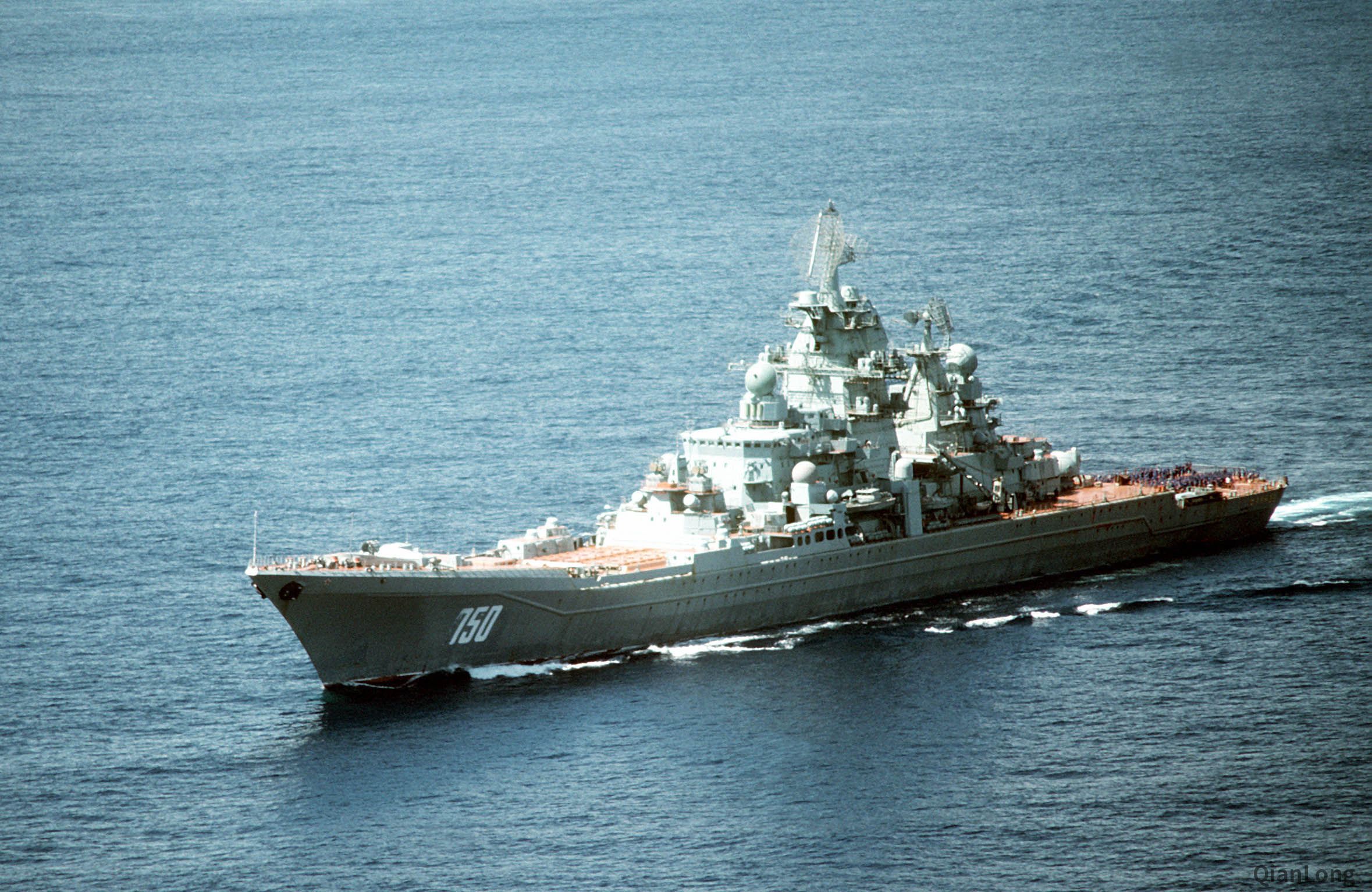 在印度洋上行驶的"伏龙芝"号重型核动力导弹巡洋舰.