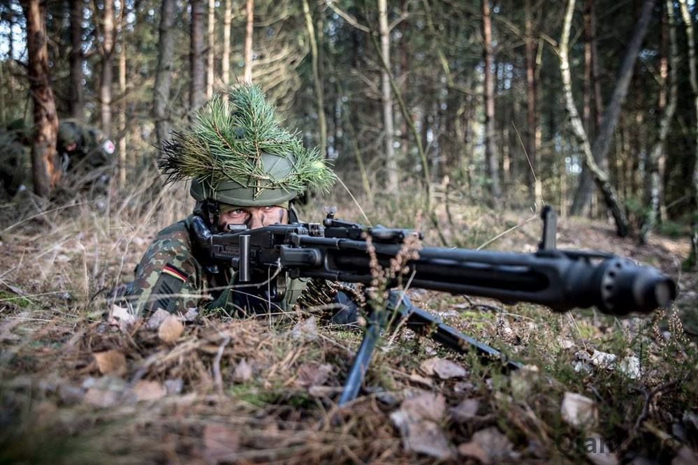 警戒中的德军机枪手,使用的武器为mg43通用机枪.
