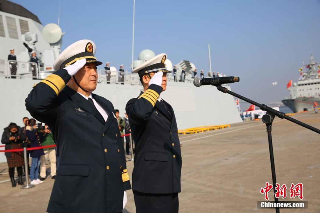 护航编队指挥员赵纪成,政治委员杨志亮请示起航.