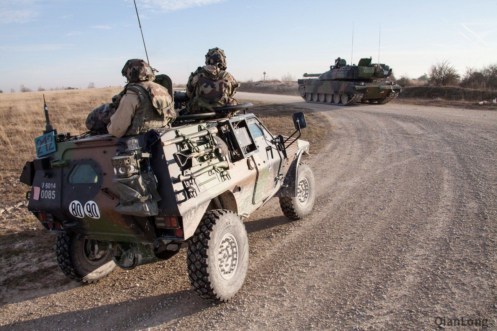 尾随者amx-56"勒克莱尔"坦克机动的"潘哈德"vbl装甲车.