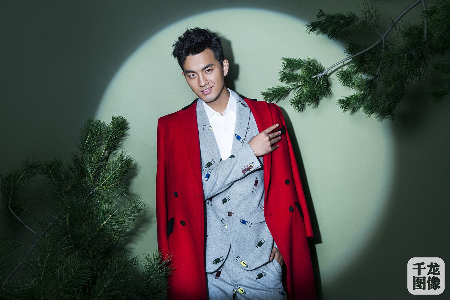 微信赌博群二维码:于湉圣诞主题写真曝光 红色大衣满满秋冬暖意