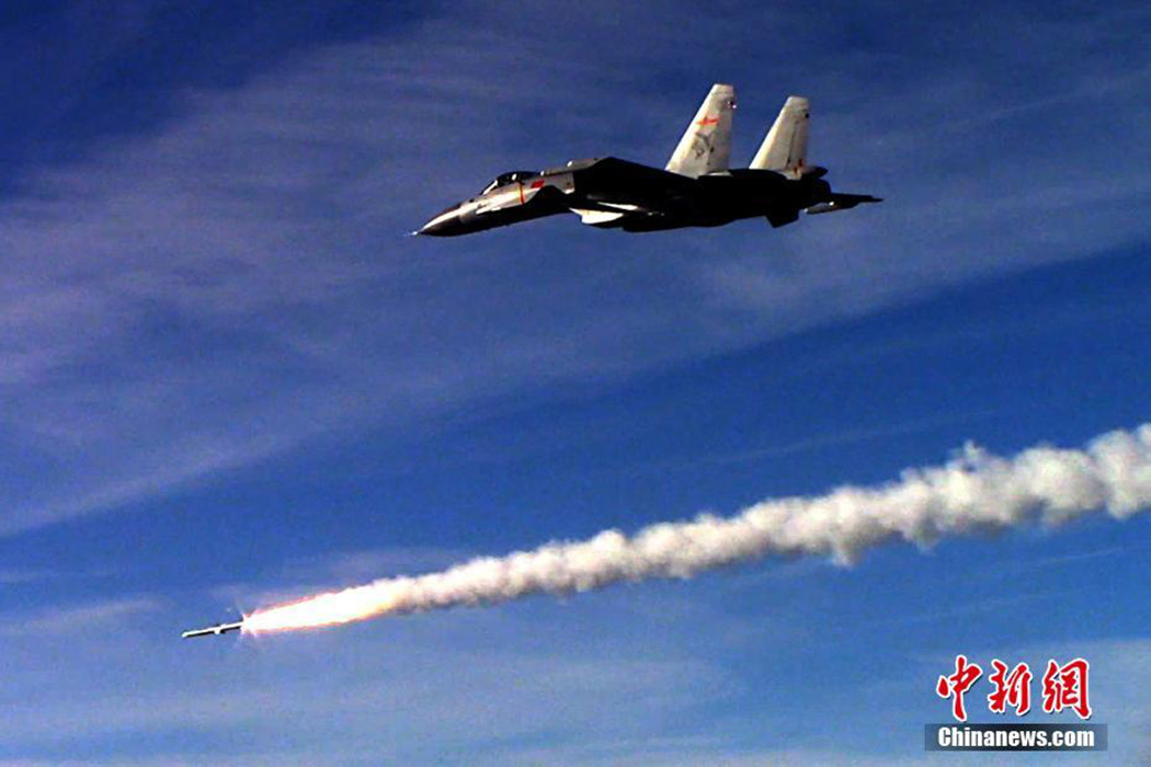 视频截图为歼-15舰载战斗机发射导弹.(中新社发 钟欣 摄)