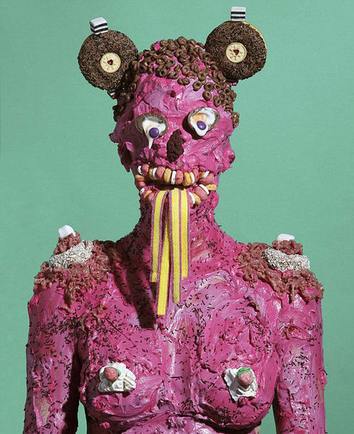 奥斯特勒制作这些食物怪物以抗议垃圾食品泛滥.(网页截图)