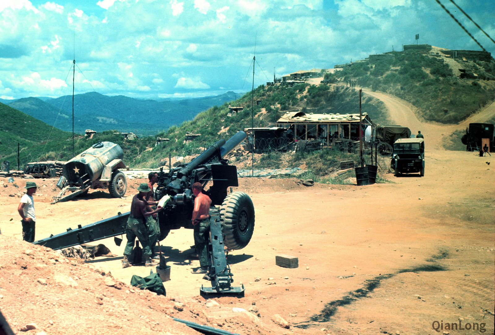 位于前线的m114型155毫米榴弹炮.