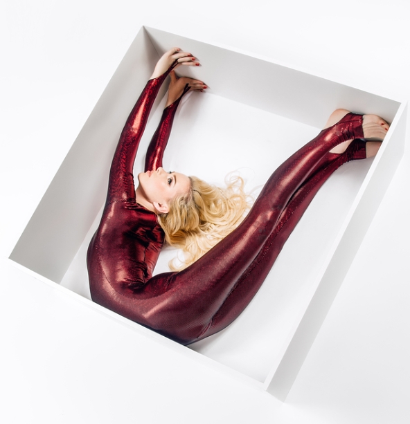 世界"最柔软"女孩再秀惊人柔术 网友:这日历必买