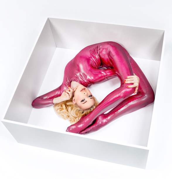 世界"最柔软"女孩再秀惊人柔术 网友:这日历必买