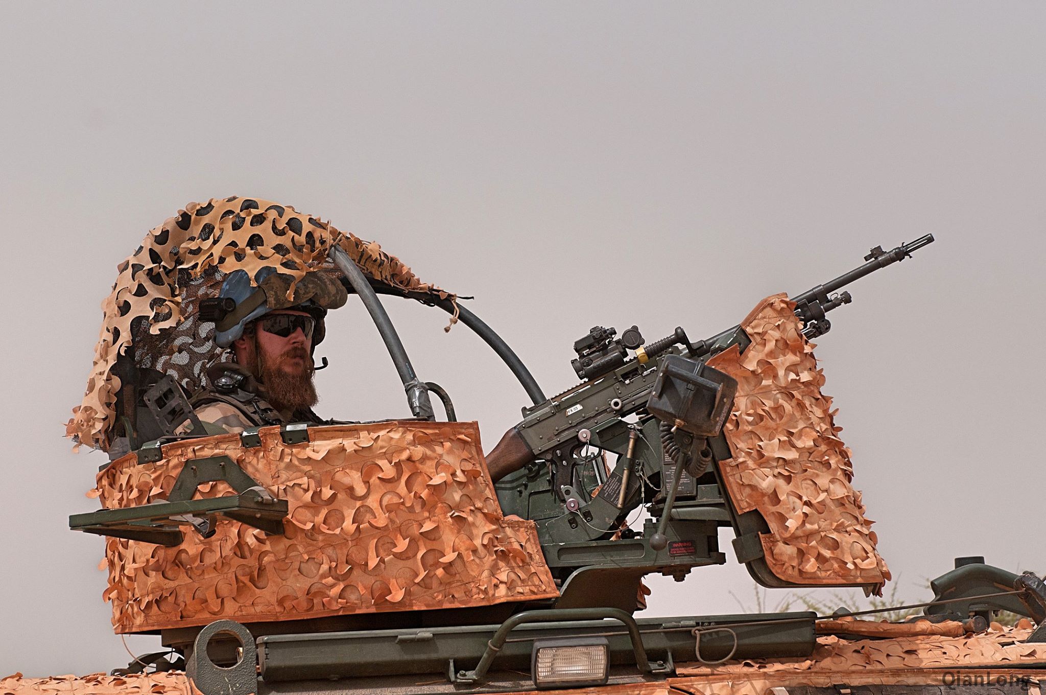 警戒中的瑞典机枪手,机枪为fn mag通用机枪.