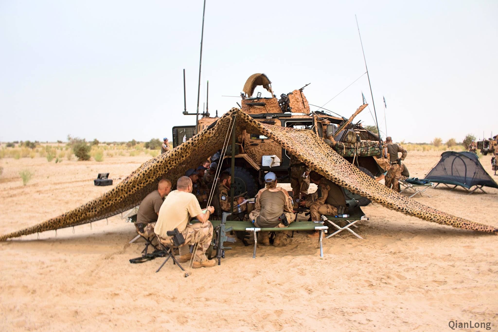 休息中的瑞典士兵,武器为sg556突击步枪.04.