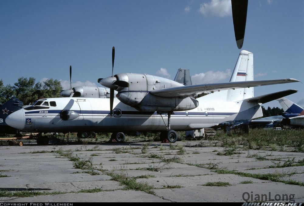 12.安-32运输机.