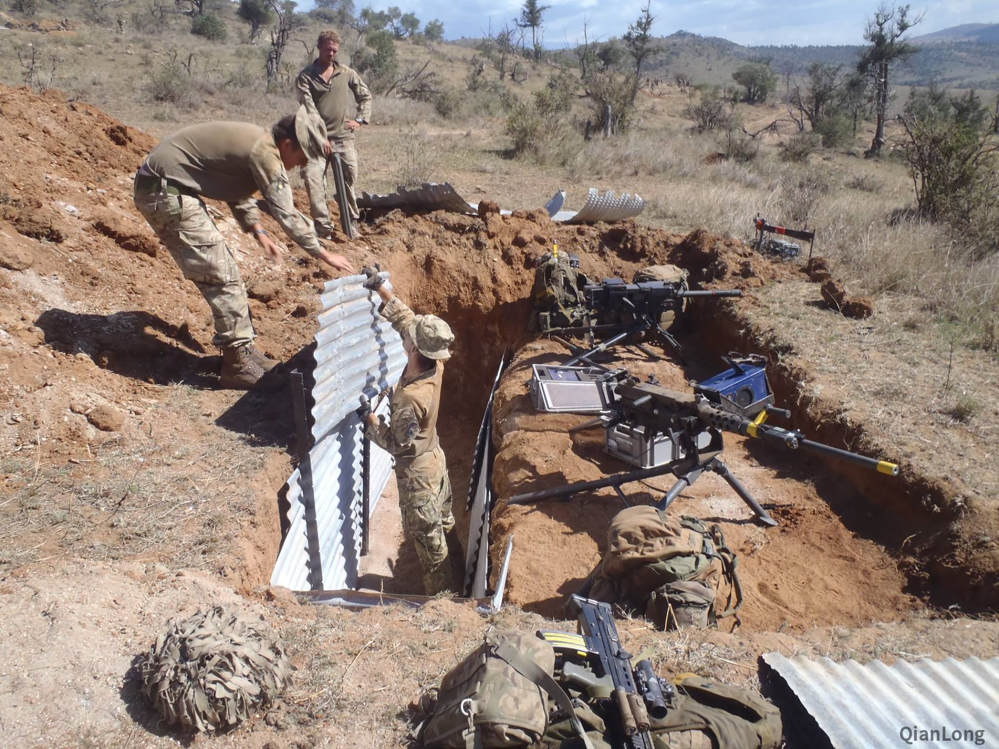 构筑机枪阵地,可以看到英军也装备了美军的m2重机枪和mk19榴弹发射器.