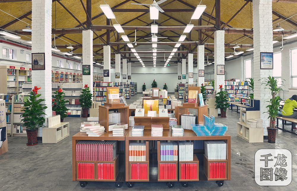 人民大学出版社明德书店内部全景.千龙网记者 王硕摄.