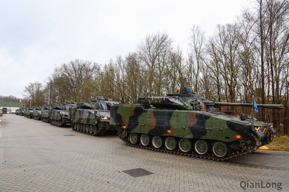 待命的荷兰军队cv9035步兵战车.