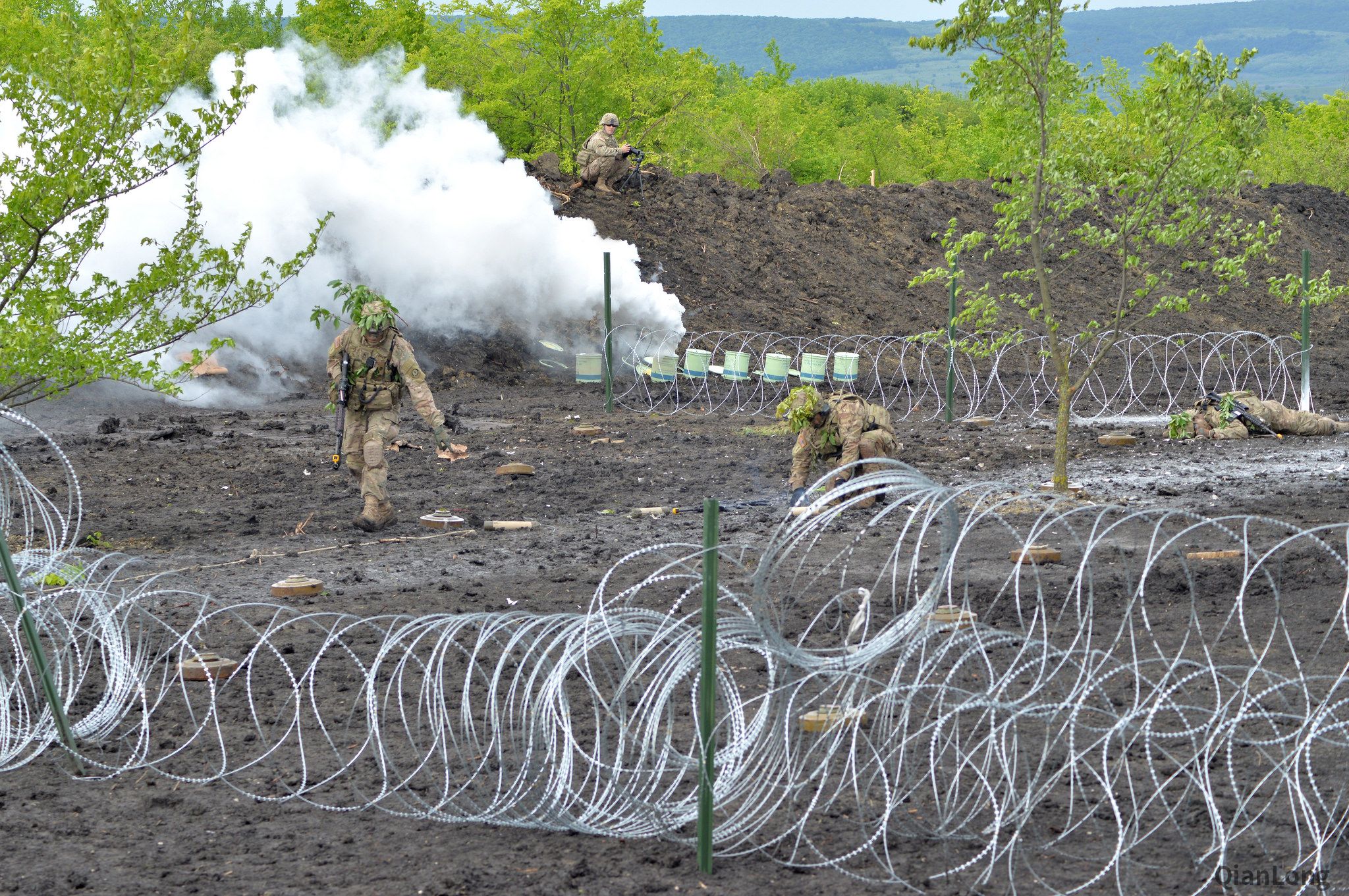 勘察雷场的美军工兵.