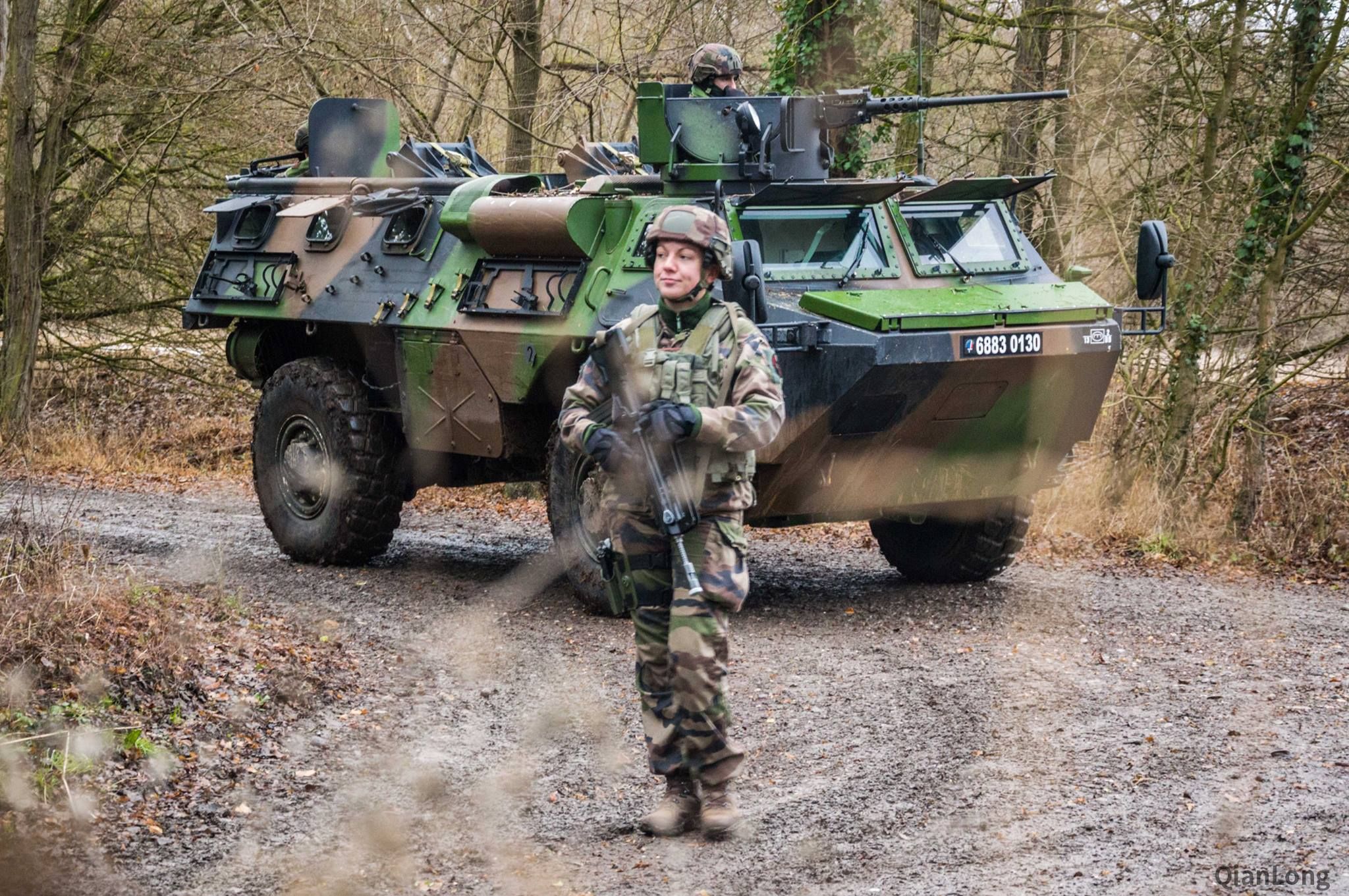 确保安全之后,法军vbl装甲车继续行驶.