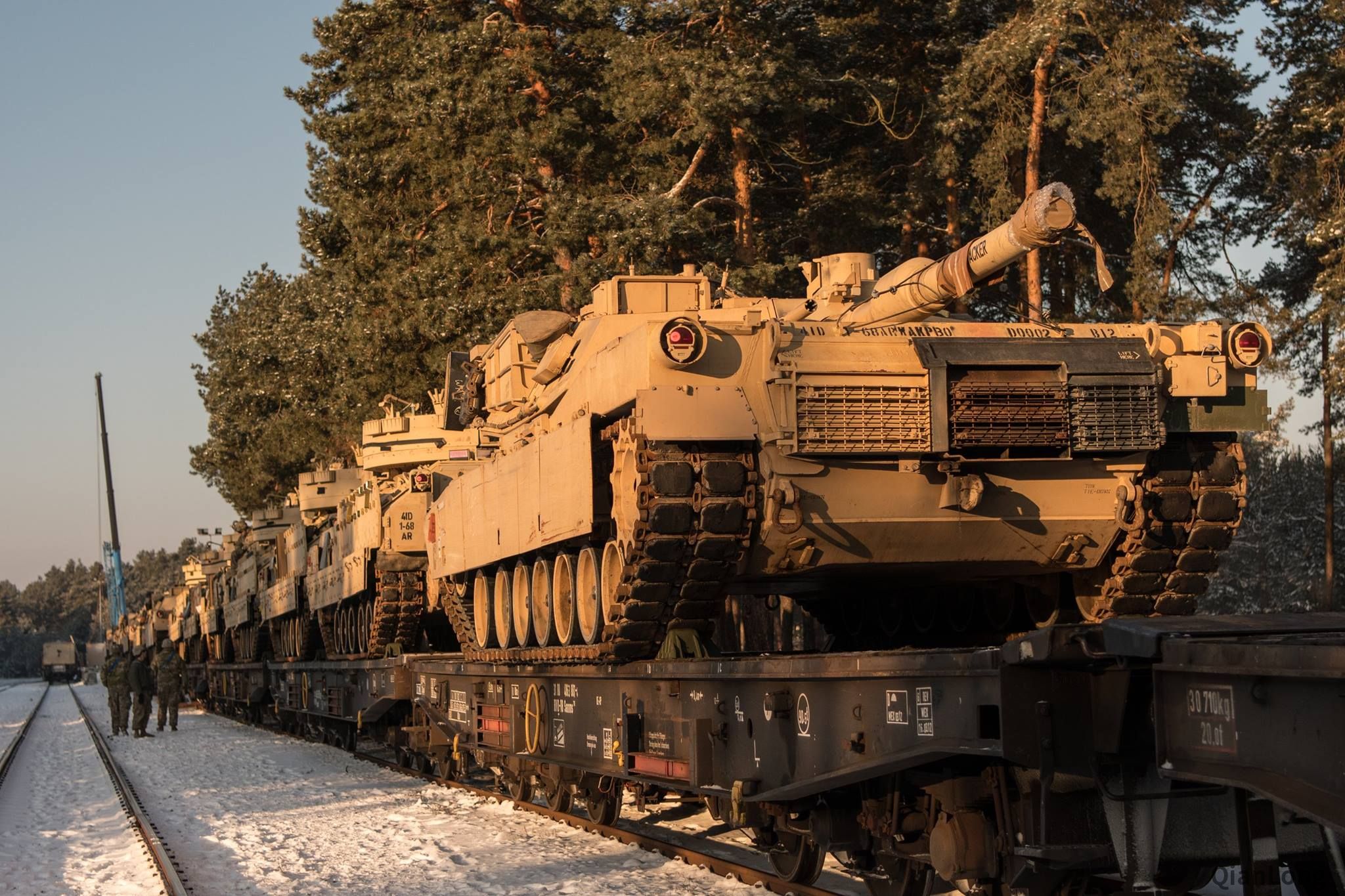 阳光下的美军m1a2"艾布拉姆斯"主战坦克.