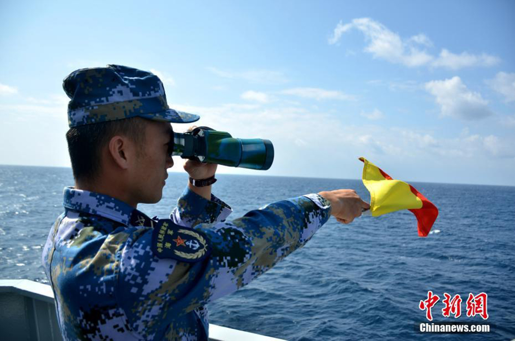 中国海军第25批护航编队在亚丁湾某海域举行反海盗实弹射击演练