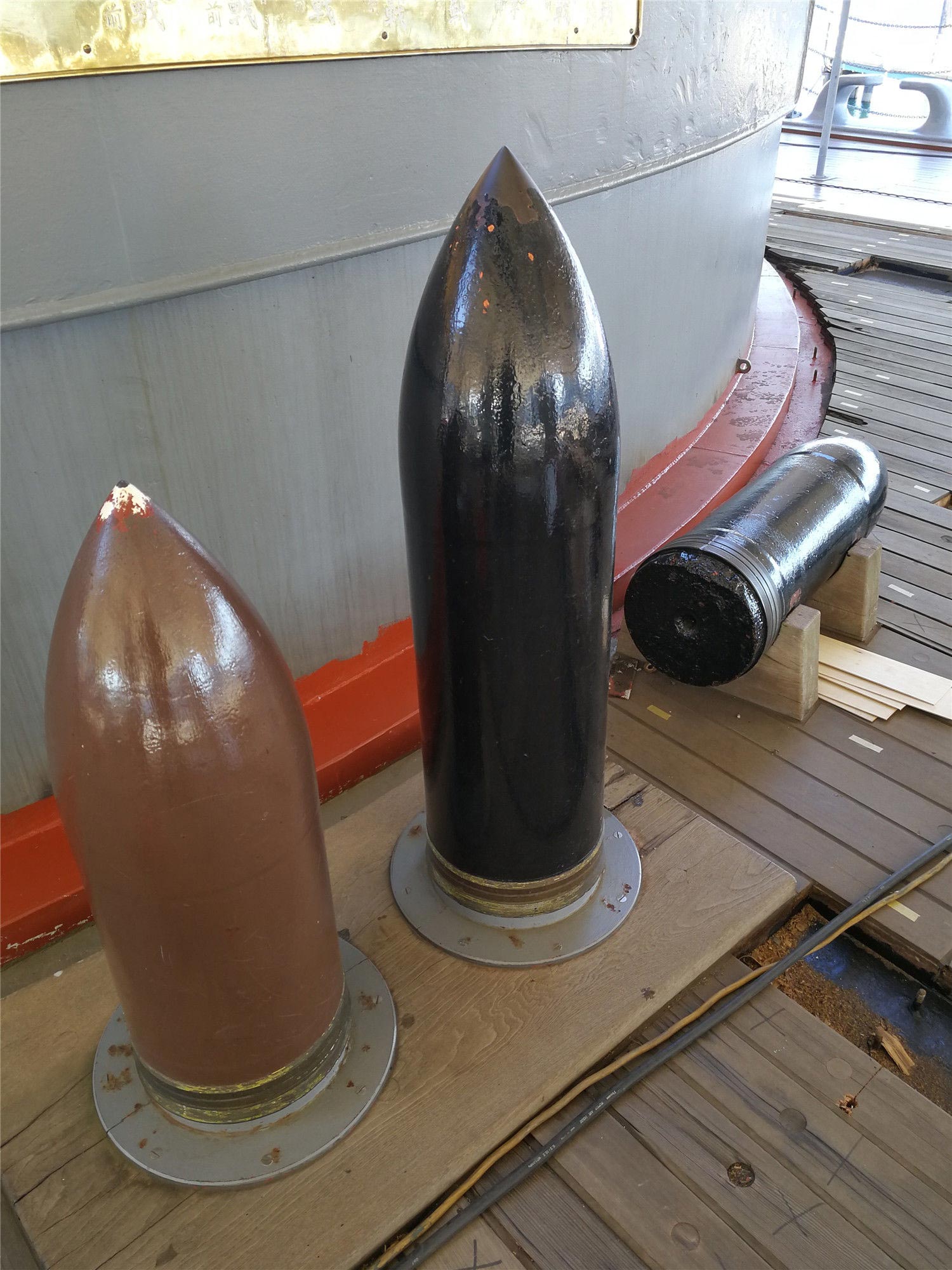 "三笠"号战列舰博物馆,图为"三笠"号的双联装305毫米主炮使用的炮弹