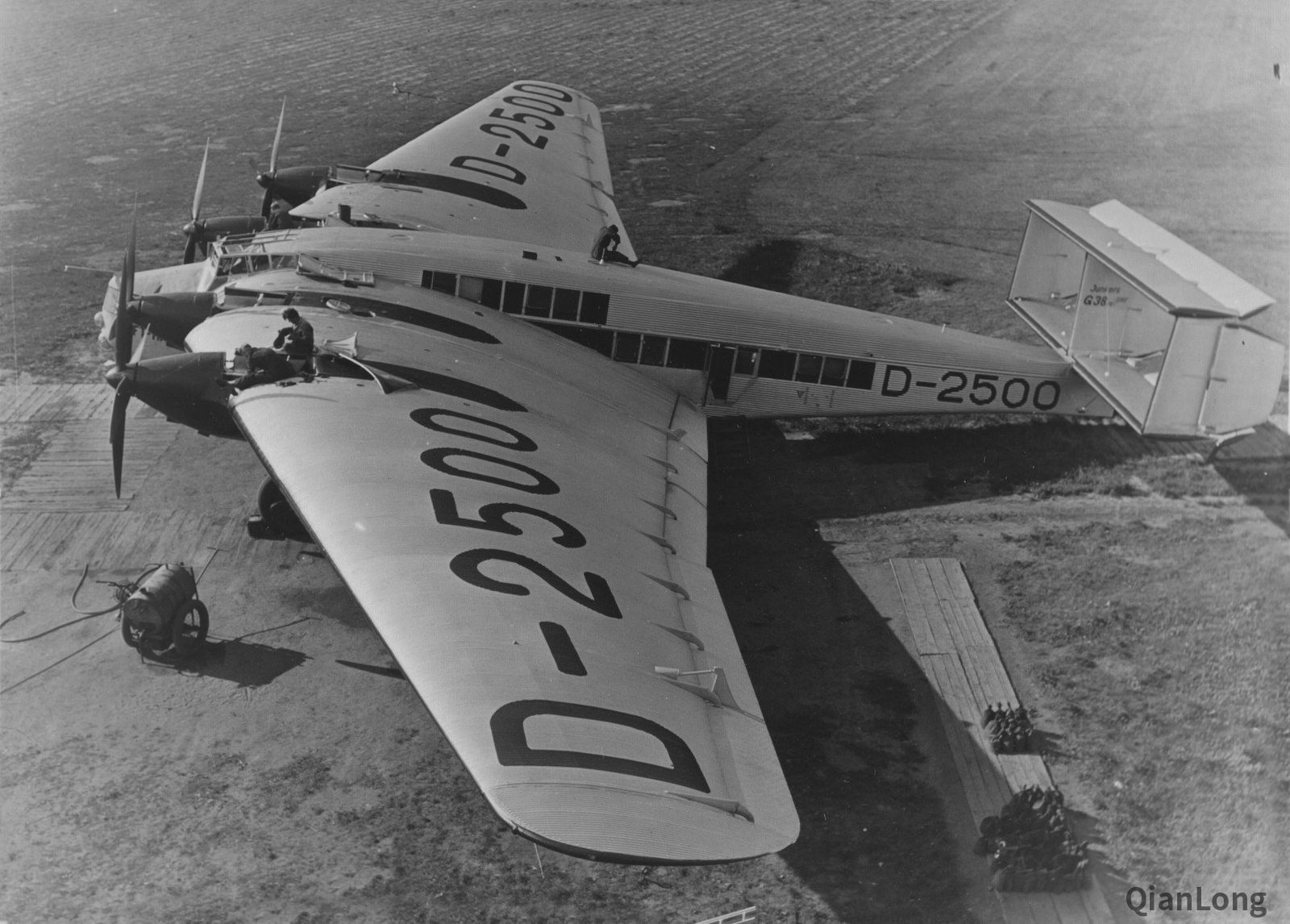 停在地面的容克g38飞机.